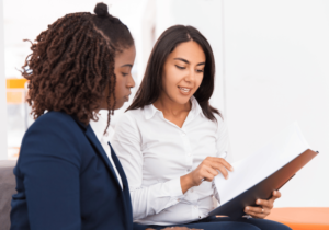 twee vrouwen in gesprek over een juridische kwestie