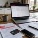 Consument bekijkt Netflix-abonnement en voorwaarden na prijsverhoging.