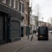 Nederlandse straat met winkels en woningen als beeld bij ondermijning en verborgen criminaliteit.